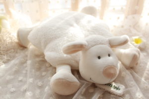 を年の羊の赤ちゃん-なだめる赤ちゃん安全な睡眠羊ぬいぐるみ人形の-ベッド-で羊子羊