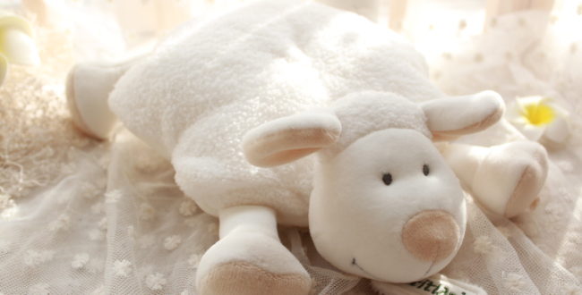 を年の羊の赤ちゃん-なだめる赤ちゃん安全な睡眠羊ぬいぐるみ人形の-ベッド-で羊子羊
